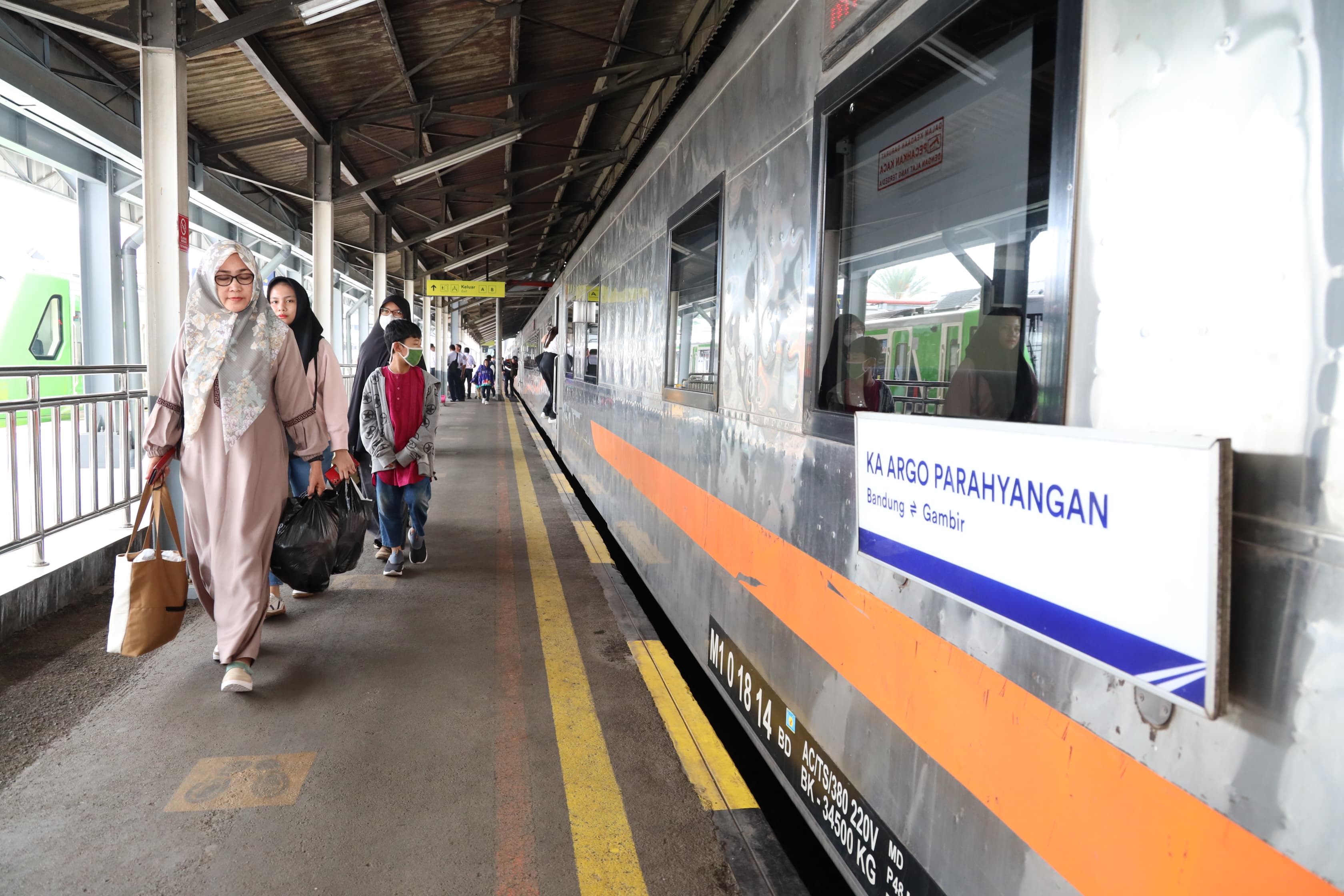 Sejumlah warga bersiap menaiki kereta api di Stasiun KA Bandung