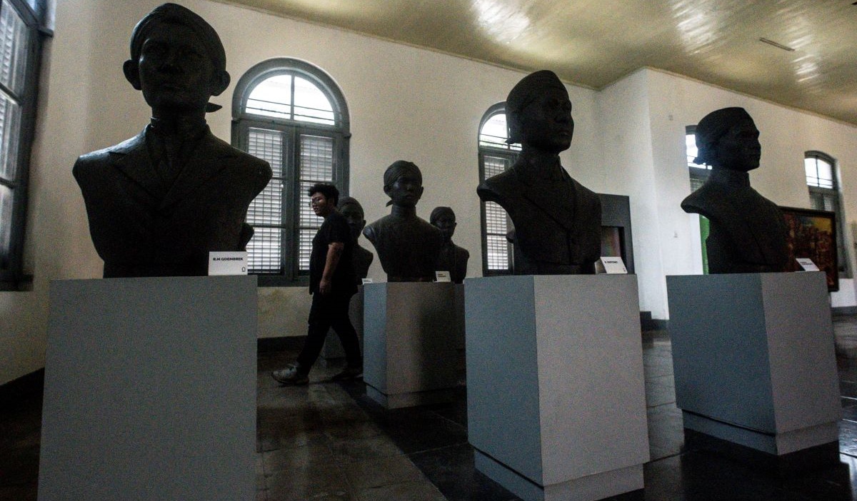 Pengunjung melihat patung tokoh pergerakan di Museum Kebangkitan Nasional, Jakarta, Kamis (12/10/2023).