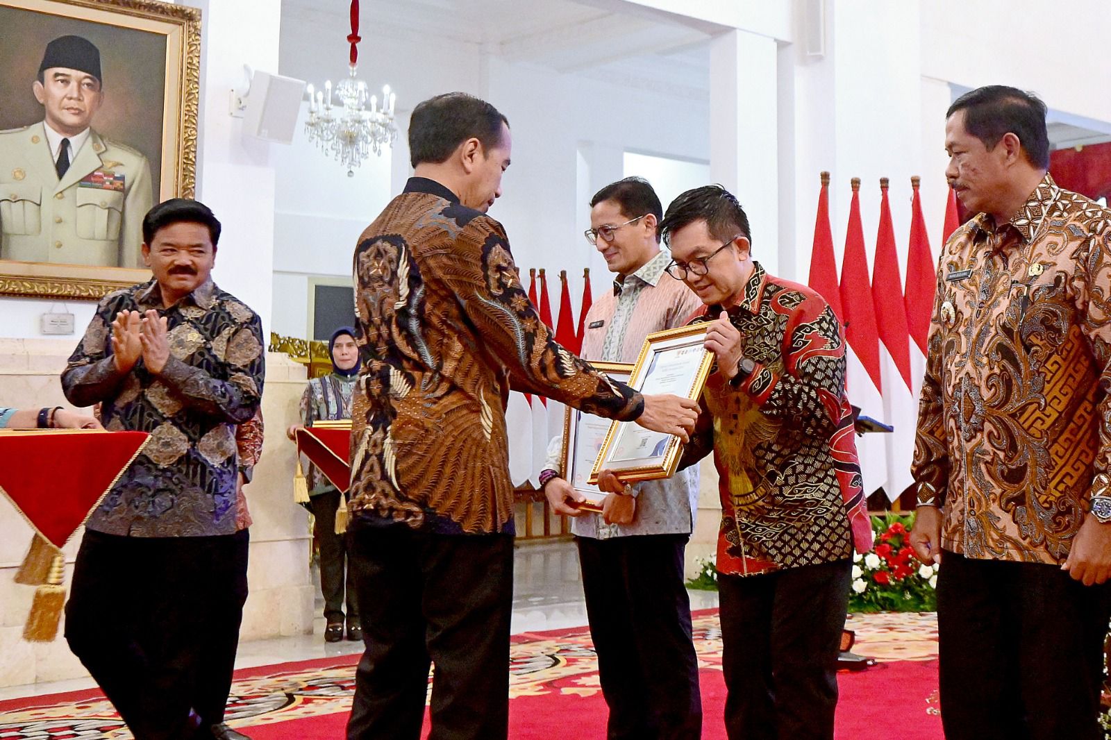 Penyerahan penghargaan dari Presiden Republik Indonesia Bapak Joko Widodo kepada Pelaksana Tugas (Plt.) Kepala LAN Muhammad Taufiq