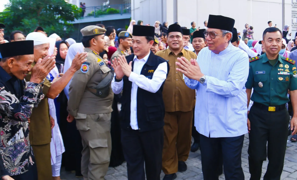 Wali Kota Tangsel Benyamin Davnie lepas kloter kedua calon jemaah haji