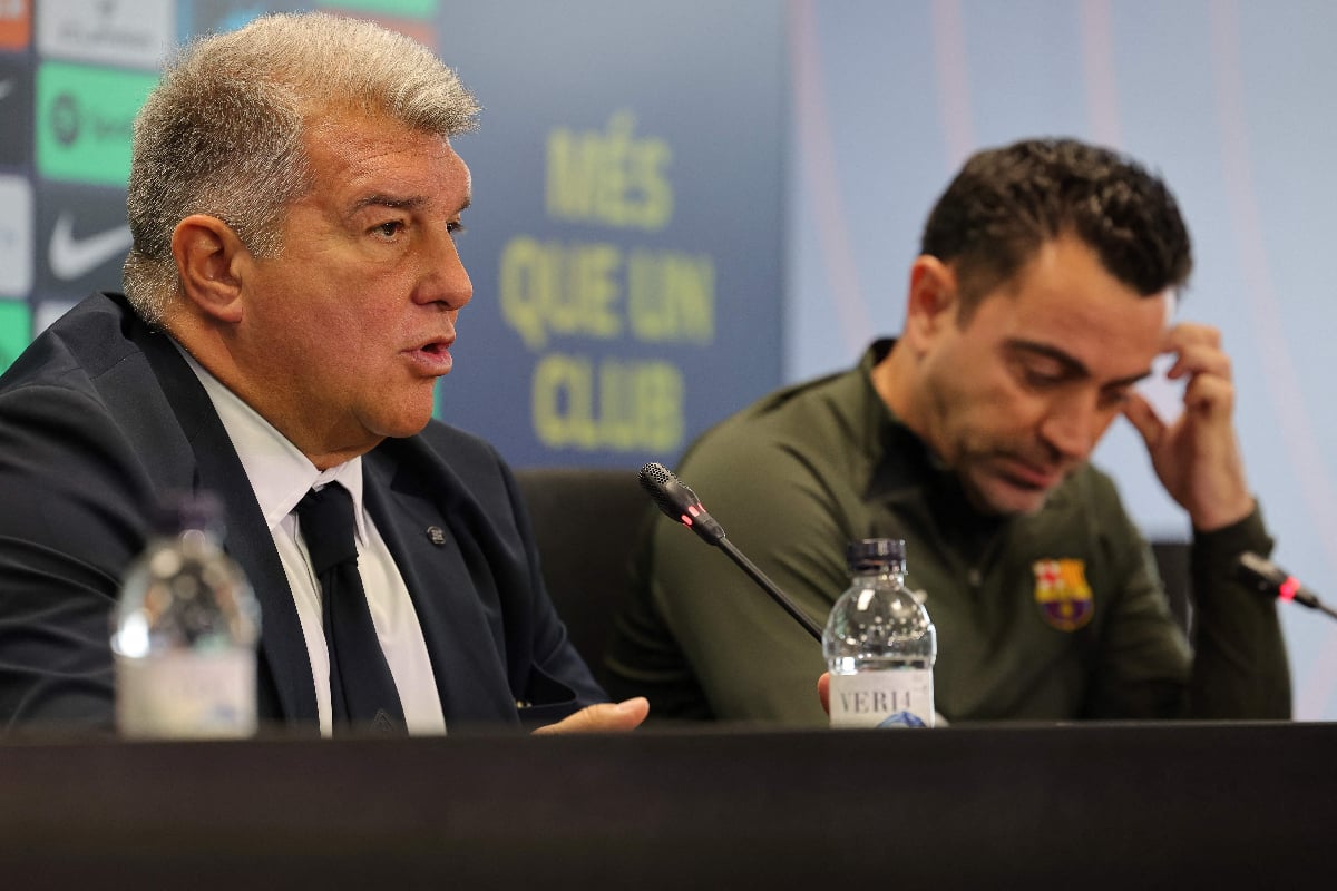 Presiden FC Barcelona Joan Laporta (Kiri) dan pelatih Barcelona asal Spanyol Xavi berpidato pada konferensi pers di tempat latihan Joan Gamp