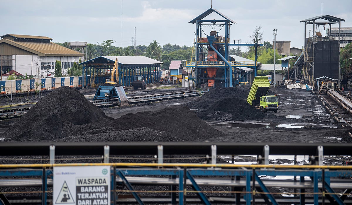 Sebuah truk membongkar muat batu bara di area pengumpulan Dermaga Batu bara Kertapati milik PT Bukit Asam Tbk di Palembang, Sumsel.