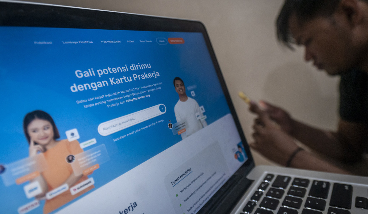 Seorang warga mengakses laman situs Prakerja di Rangkasbitung, Lebak, Banten.