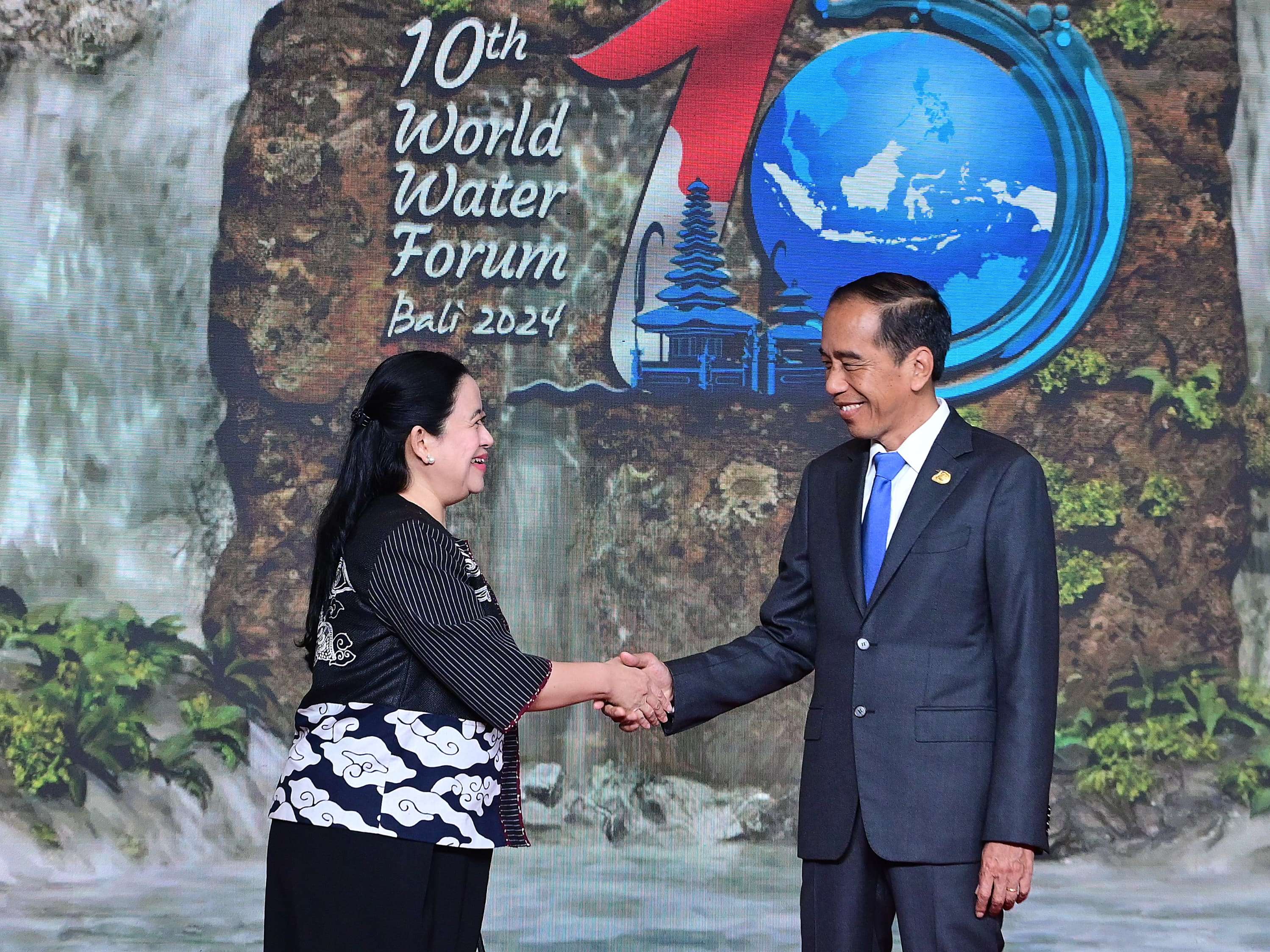 Ketua DPR RI Puan Maharani bersalaman dengan Presiden Joko Widodo