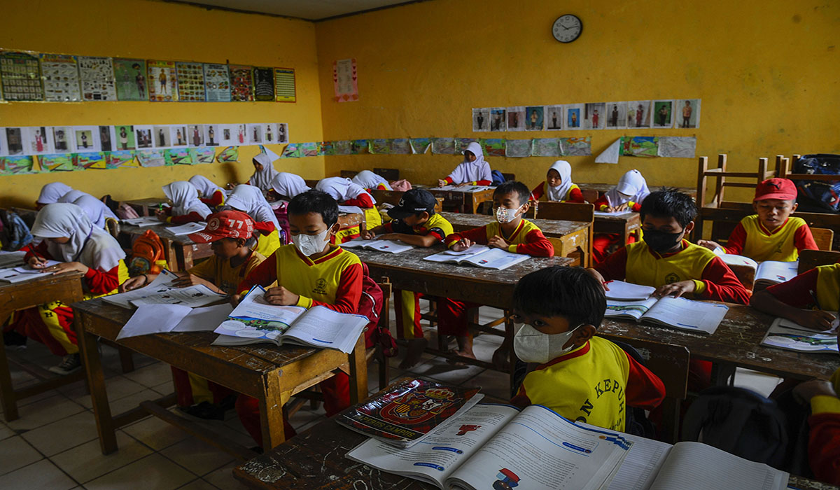 Siswa mengikuti kegiatan belajar mengajar menggunakan masker di SDN Kepuh, Kota Cilegon, Banten, Selasa (23/1/2024). 