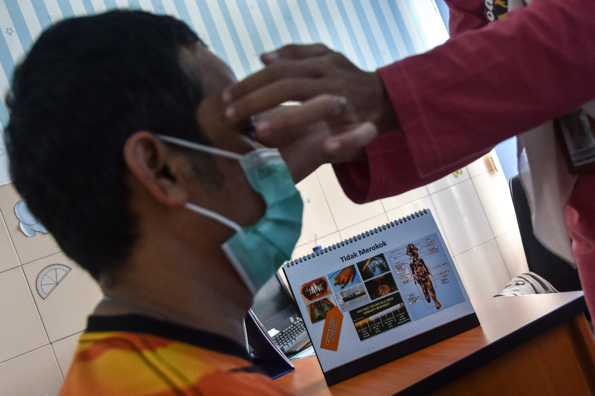 Tenaga kesehatan melakukan hipnotrapi kepada pasien pecandu rokok di Puskesmas Cipaku, Kabupaten Ciamis, Jawa Barat, Jumat (25/11/2022). Pem