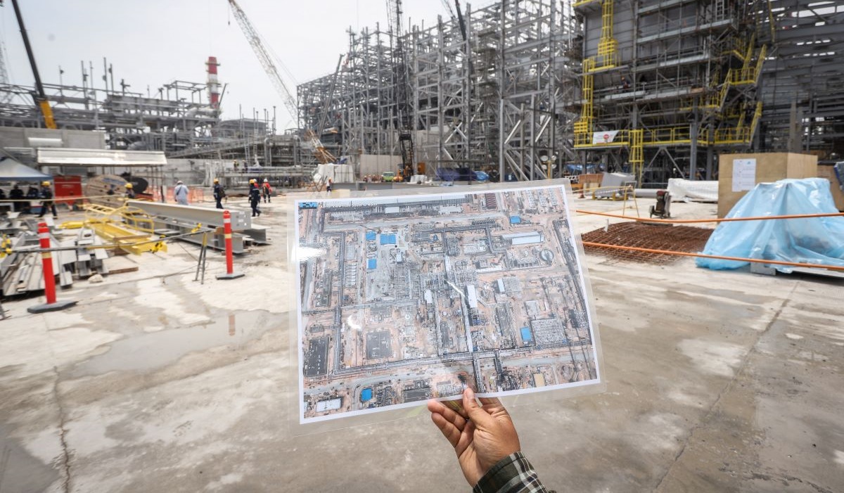 Pekerja menunjukan denah kawasan pembangunan proyek Smelter Freeport di Kawasan Ekonomi Khusus Java Integrated and Industrial Port Estate.