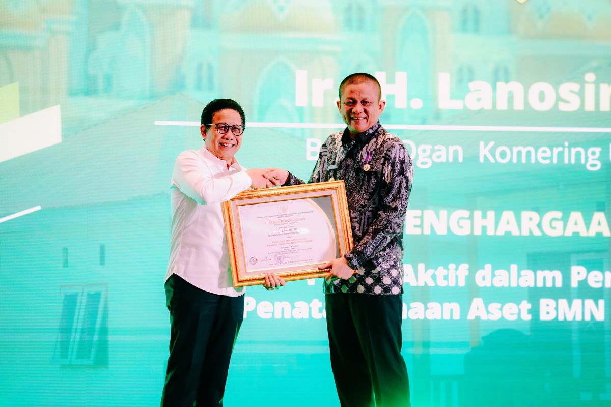 Menteri Desa PDTT Abdul Halim Iskandar memberi penghargaan kepada Bupati OKU Timur Lanosin