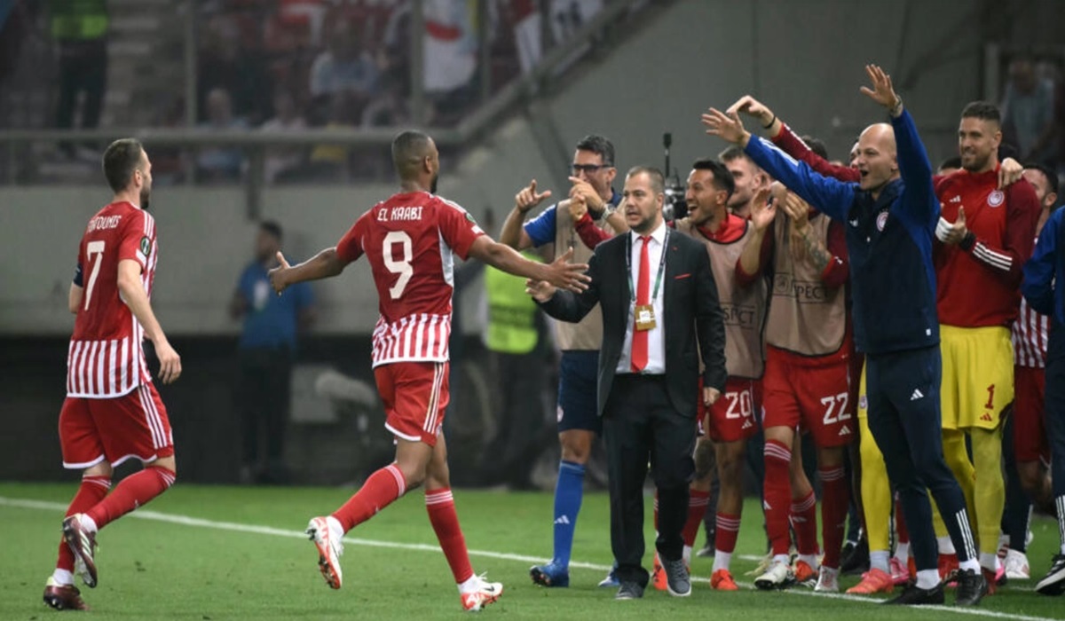 Pemain Olympiakos Ayoub El Kaabi (kedua dari kiri) melakukan selebrasi usai menjebol gawang Aston Villa di semifinal Liga Konferensi UEFA.