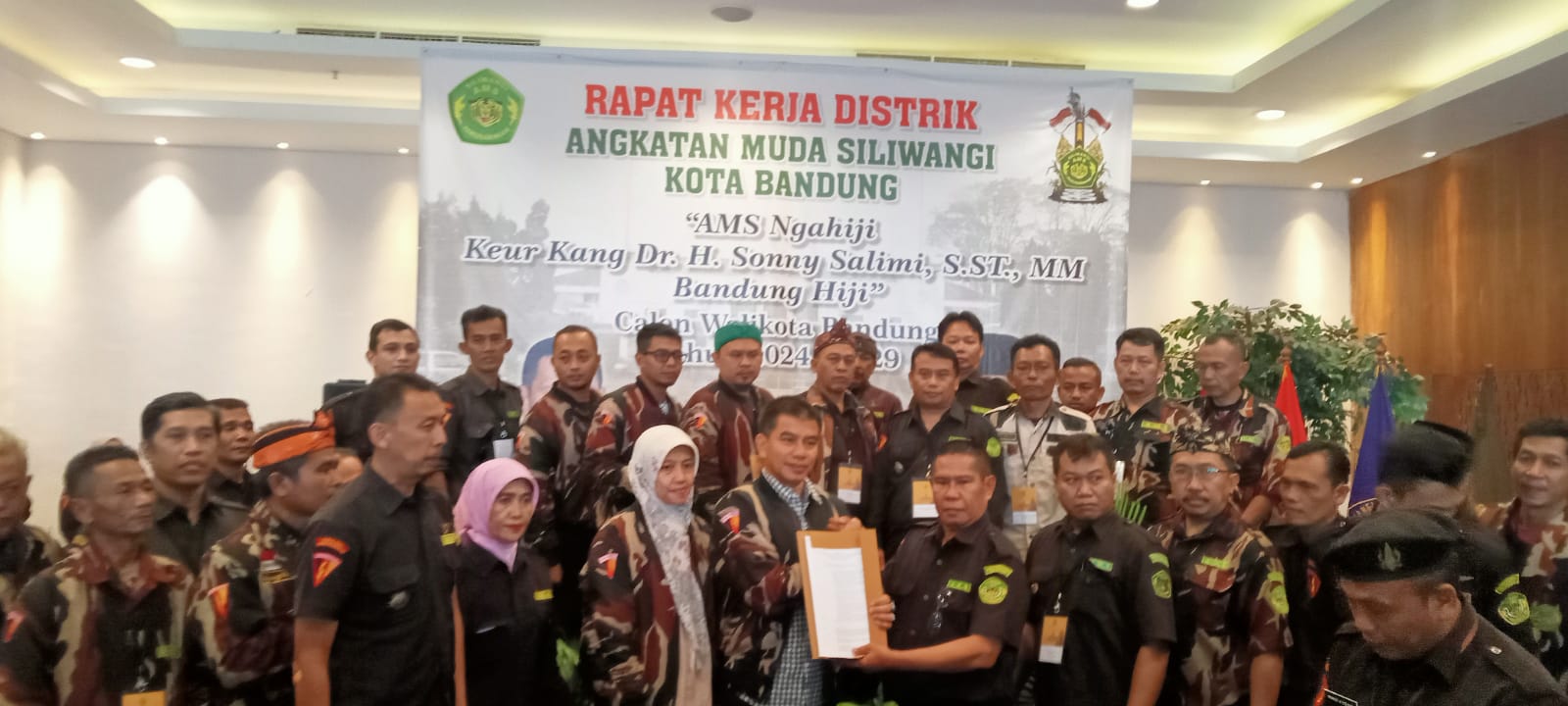 Pengurus AMS Kota Bandung menyerahkan surat dukungan kepada Sonny Salimi untuk maju dalam Pemilihan Wali Kota Bandung