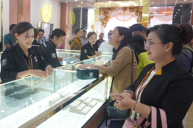 Dihadirkan pula emas batangan terbaru dengan lima motif batik dalam bentuk emas.