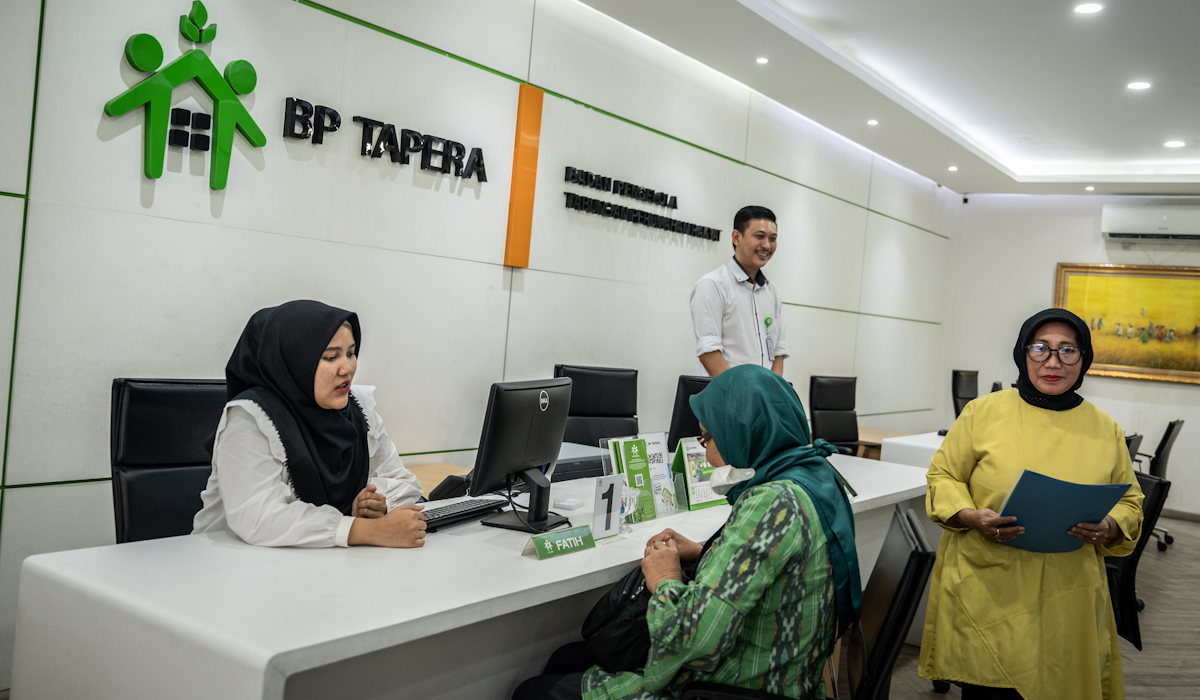 Petugas melayani peserta tabungan perumahan rakyat (Tapera) di Kantor Pelayanan Badan Pengelola Tapera 