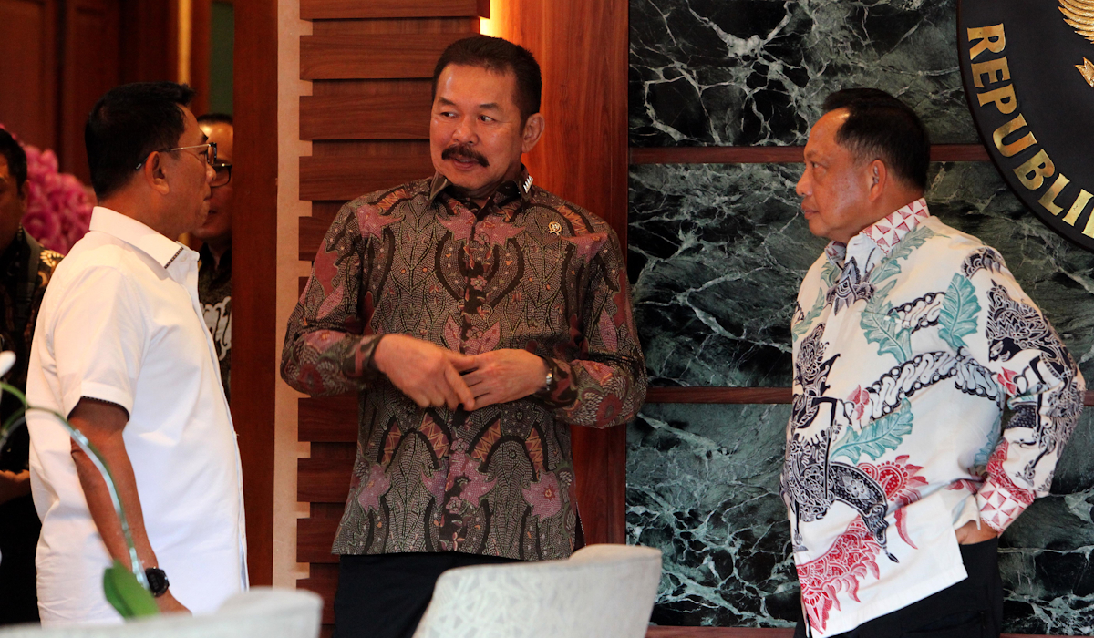 Jaksa Agung ST. Burhanuddin (tengah) berbincang dengan Kepala Kantor Sekretariat Presiden (KSP) Moeldoko (kiri) dan Mendagri Tito Karnavian