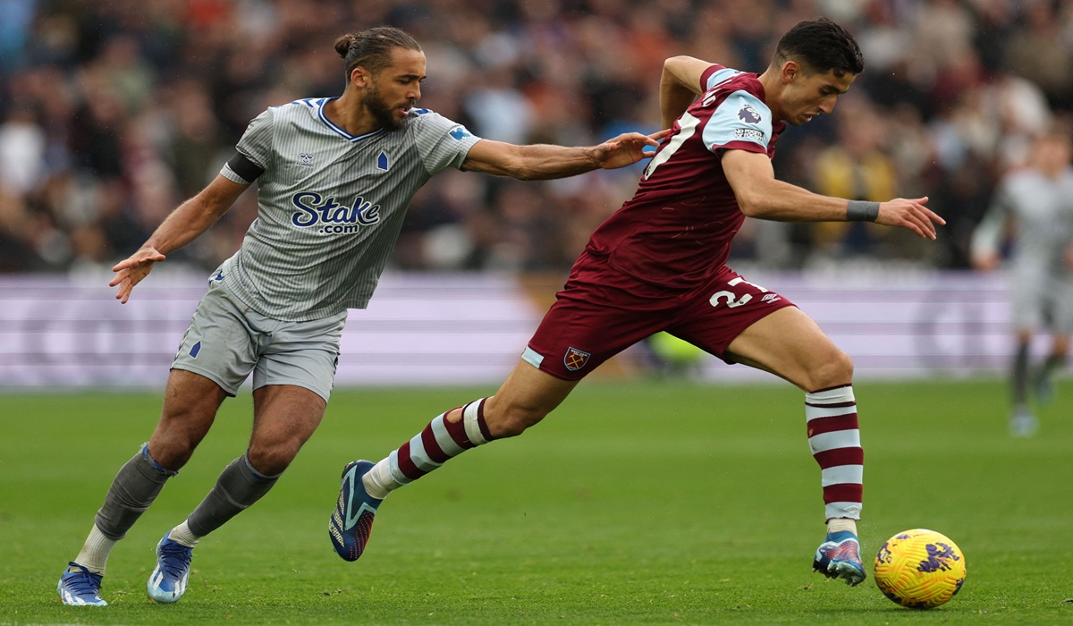 Bek West Ham United Nayef Aguerd (kanan)