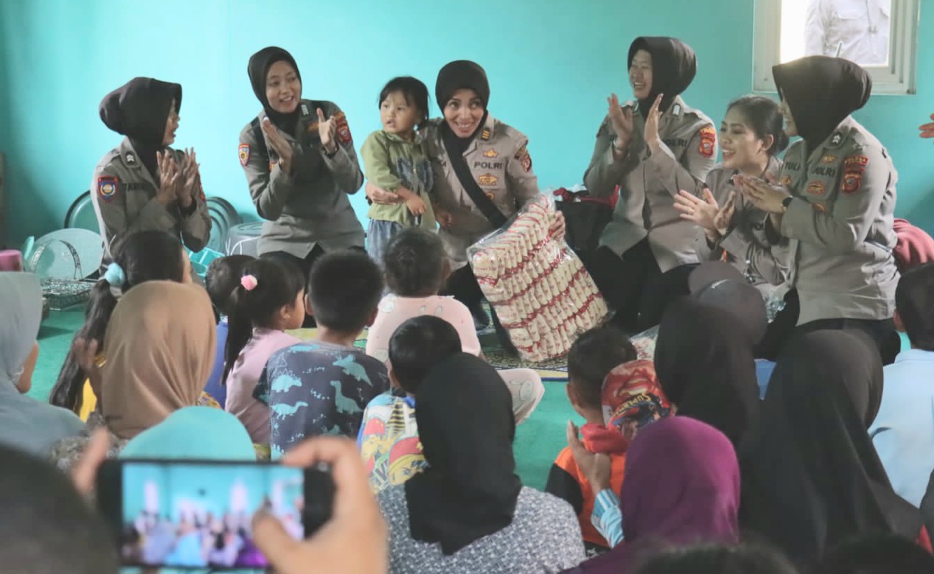 Anak-anak korban tanah longsor di Gununghalu bermain bersama anggota Polwan Polres Cimahi
