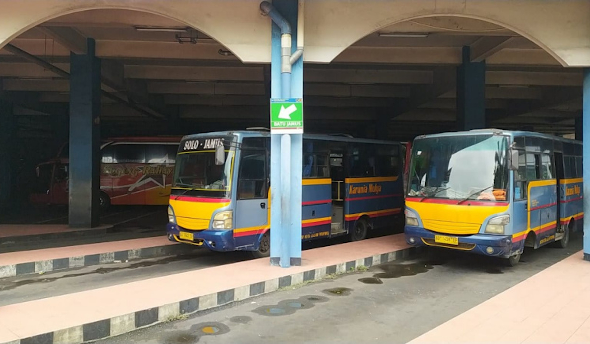 Bus sedang parkir di Terminal Tirtonadi,menunggu penumpang.