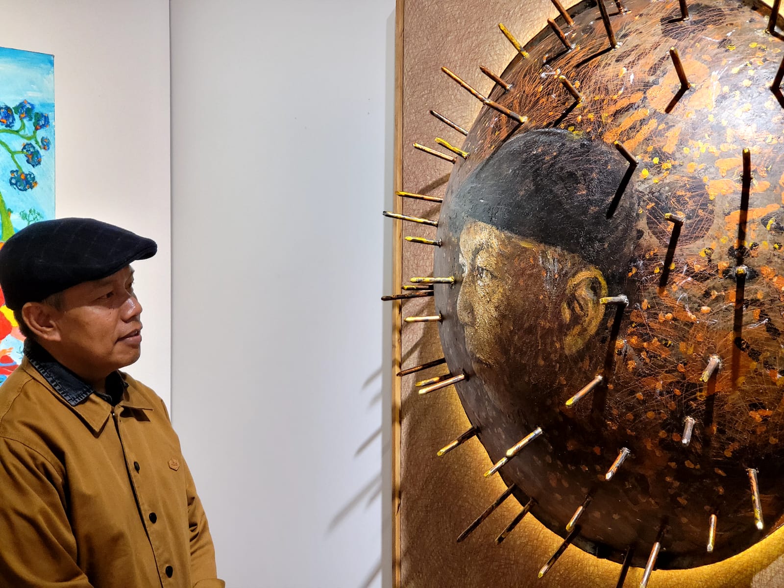  Rosid, pelukis, memamerkan karya yang berjudul Lukisan Wajah pada pameran seni lukis di Gery Art Gallery. 