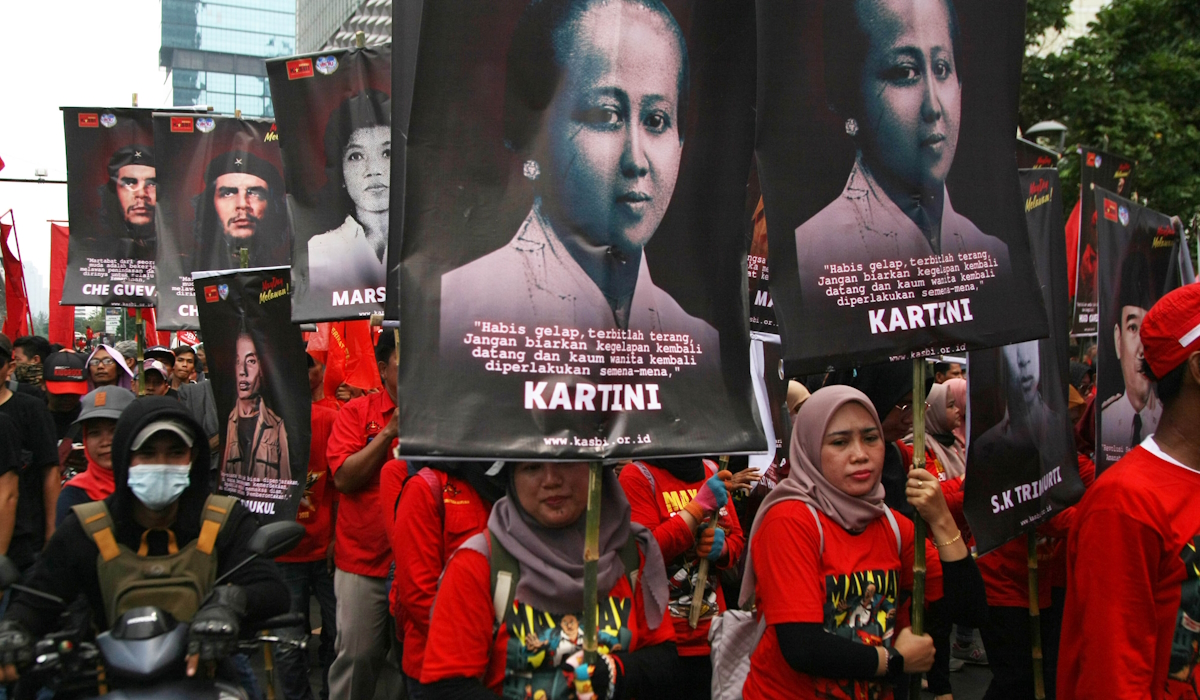 Massa buruh berdemonstrasi memperingati Hari Buruh Internasional di kawasan Bundaran HI, Jakarta 