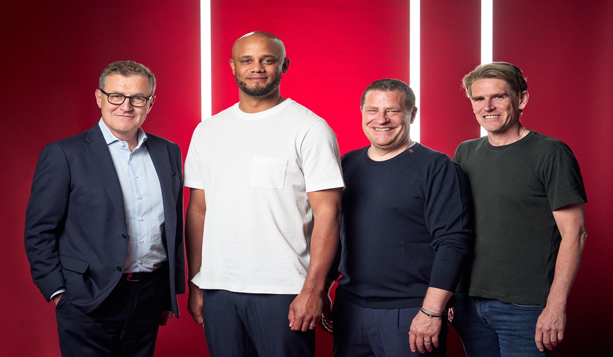 Vincent Kompany (kedua dari kiri) bersama para petinggi Bayern Muenchen