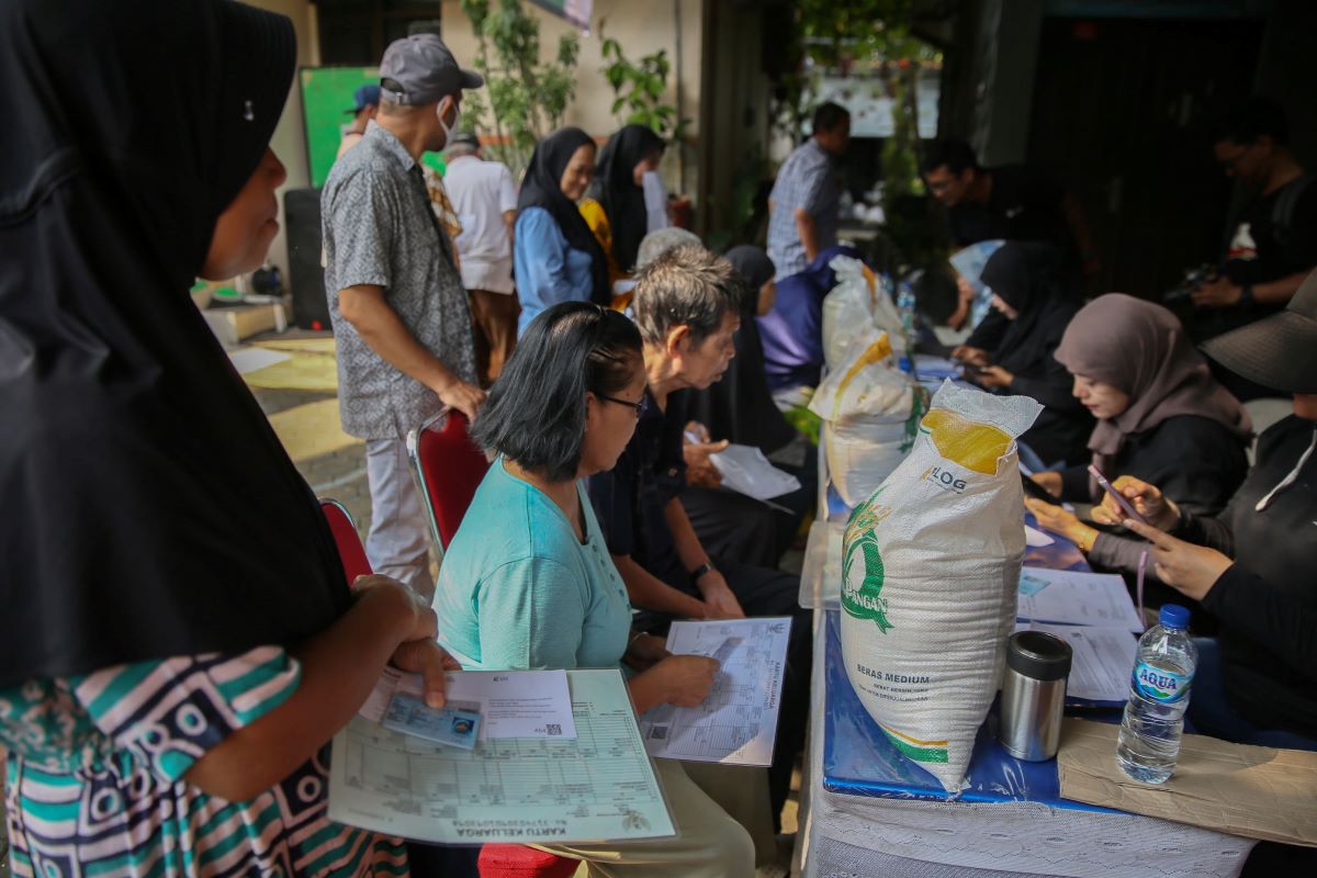 Warga DKI Jakarta menerima bantuan pangan beras dari pemerintah.