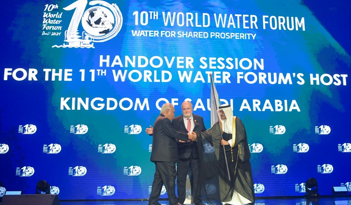 Menteri PUPR Basuki Hadimuljono (kiri) menyerahkan bendera kepada pejabat Arab Saudi pada upacara penutupan World Water Forum ke-10 2024.