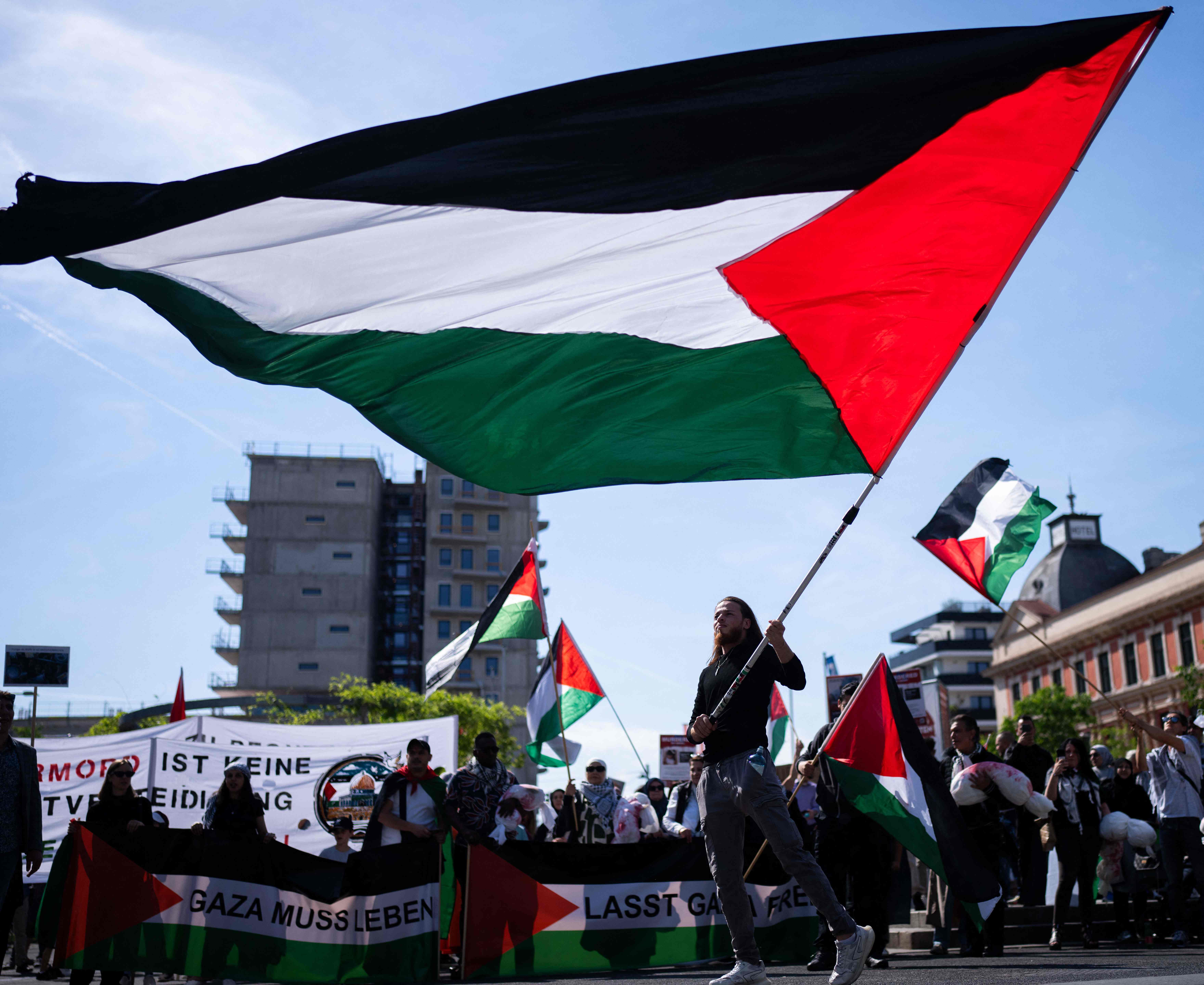Demonstran mengibarkan bendera Palestina