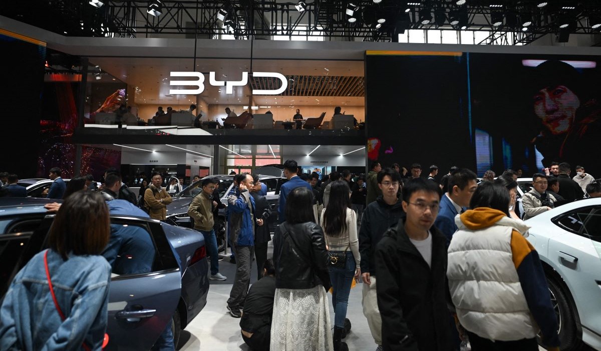 Foto yang diambil pada 29 April 2024 ini memperlihatkan orang-orang mengunjungi stand BYD di Beijing Auto Show di Beijing.