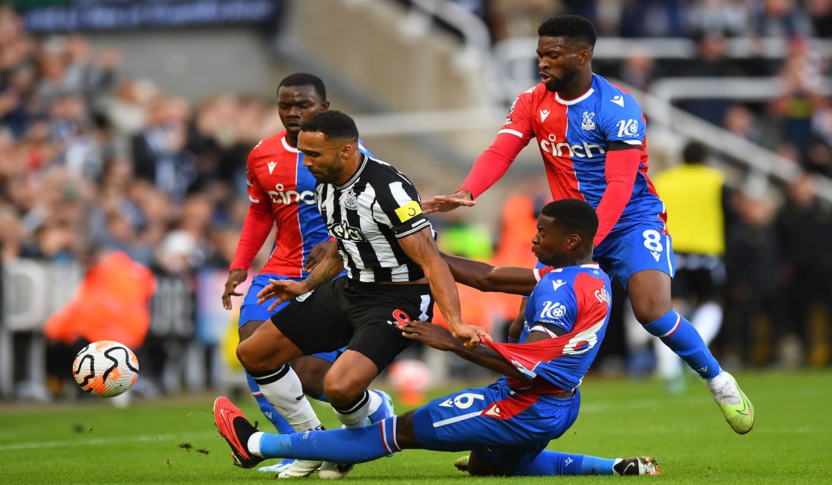 Bek Crystal Palace Marc Guehi sedang melakukan tekel