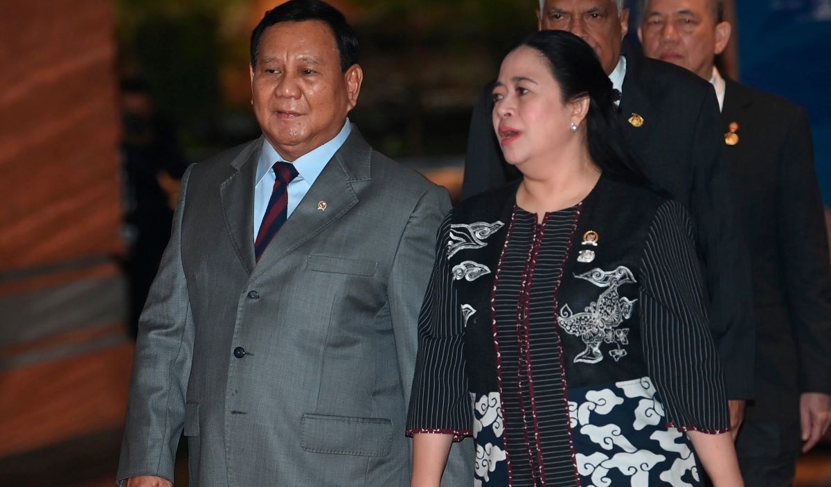 Menteri Pertahanan Prabowo Subianto (kiri) berbincang dengan Perwakilan Presiden IPU (Inter-Parliementary Union) Puan Maharani.