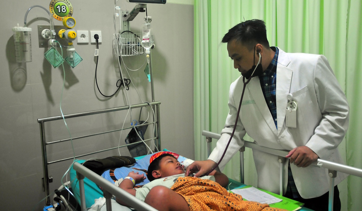 Ilustrasi: dokter memeriksa pasien demam berdarah dengue (DBD) di Rumah Sakit Islam Sunan Kudus, Kudus, Jawa Tengah