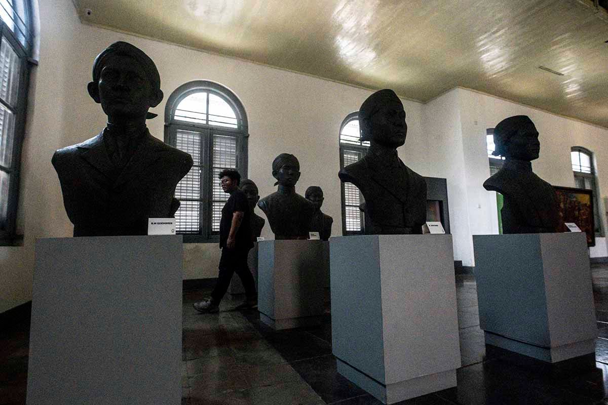 Pengunjung melihat patung tokoh pergerakan di Museum Kebangkitan Nasional, Jakarta, Kamis (12/10/2023).