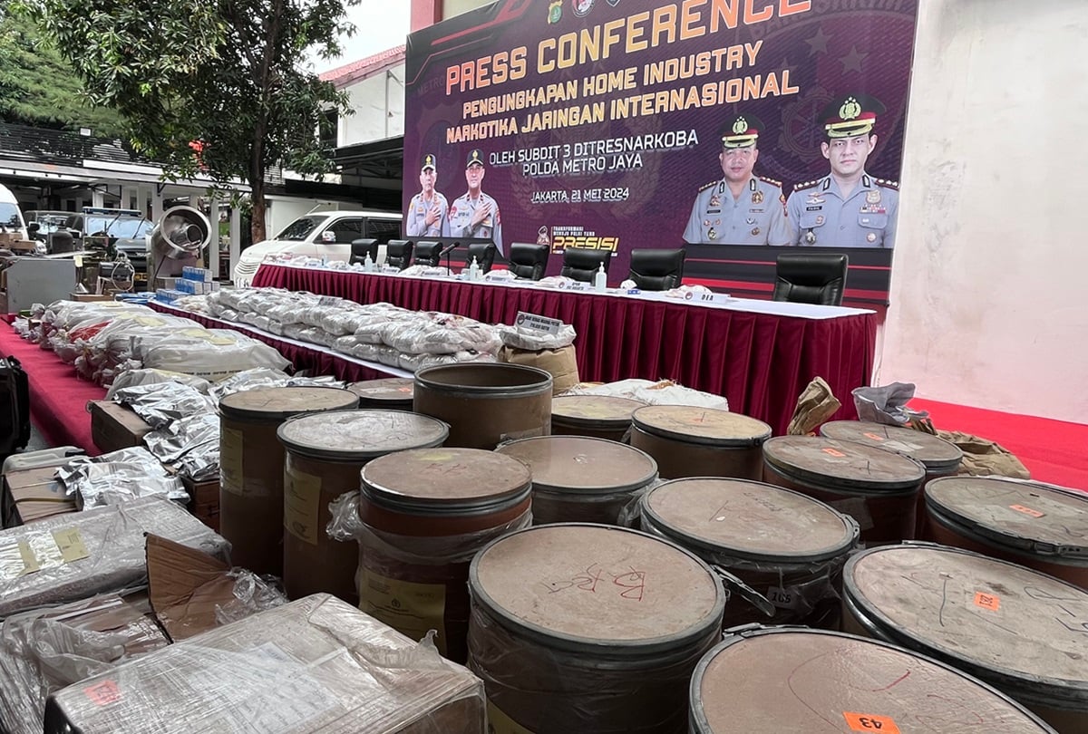 Polisi berhasil membongkar sebuah pabrik narkoba jenis pil PCC di Citeureup, Kabupaten Bogor yang dikamuflase sebagai bengkel