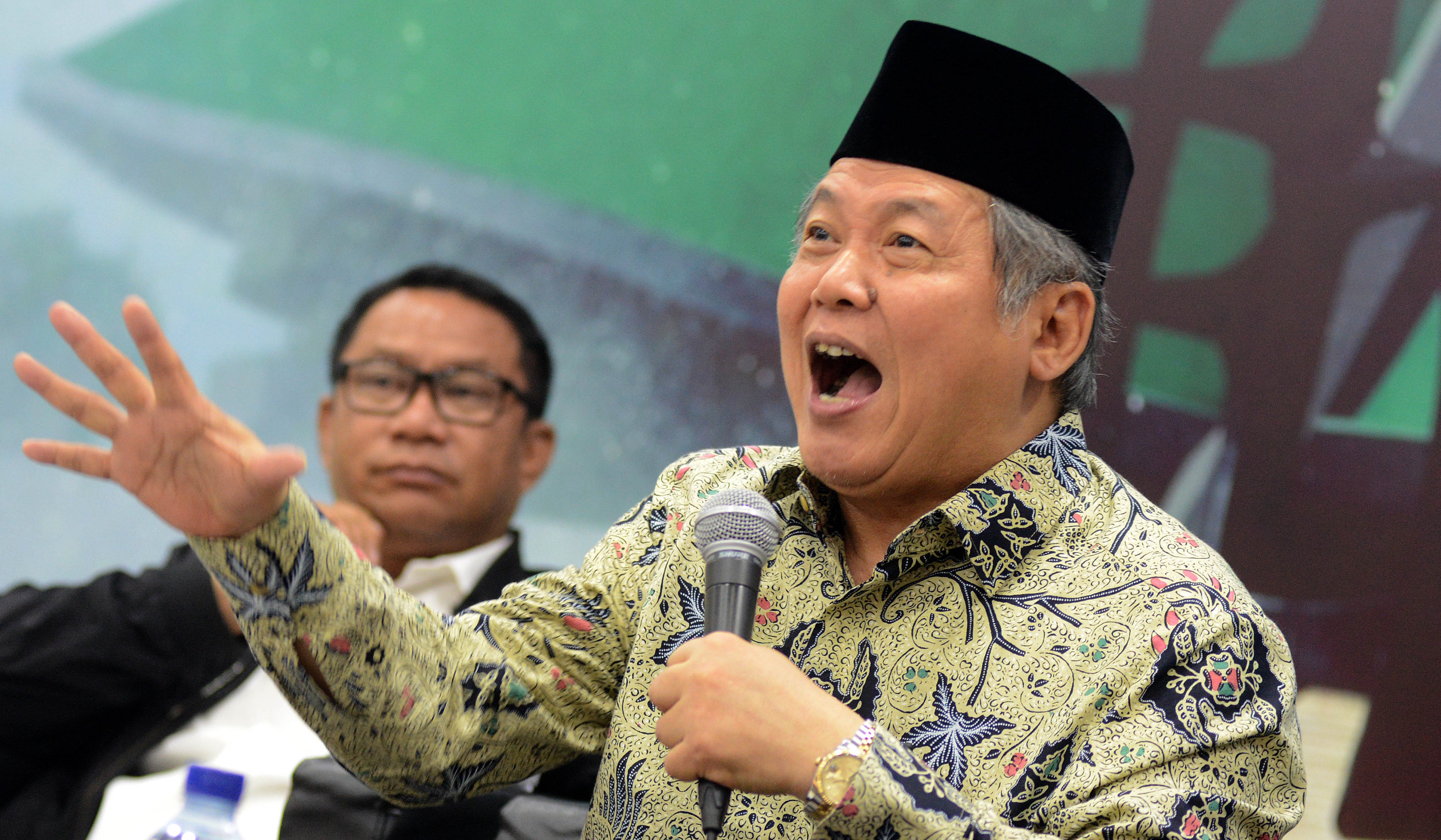 Politikus PDIP Hendrawan Supratikno (kanan) didampingi politikus Partai Gerindra Fary Djemi Francis dalam diskusi Empat Pilar 