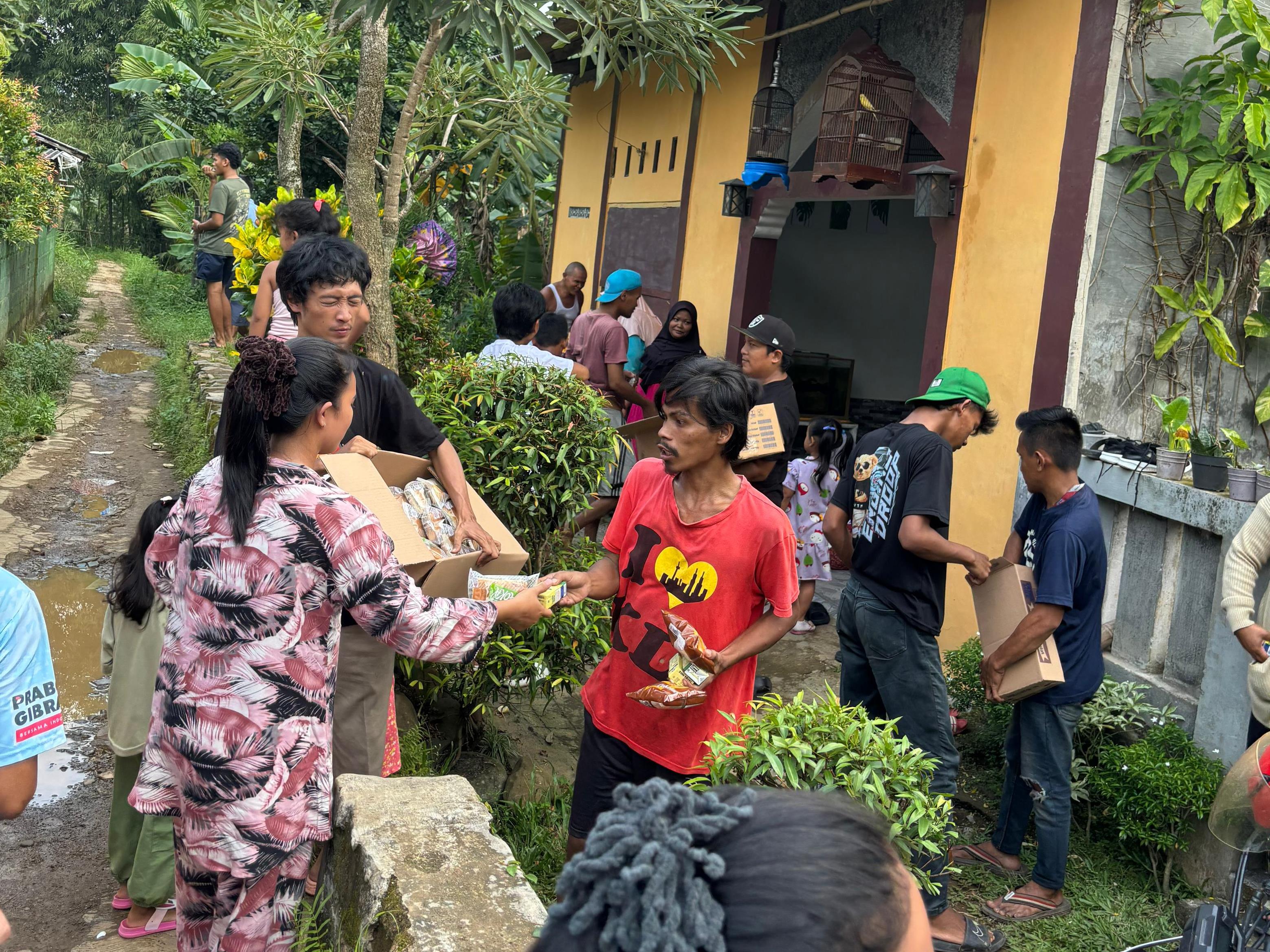 Relawan Prabowo bagi-bagi susu gratis