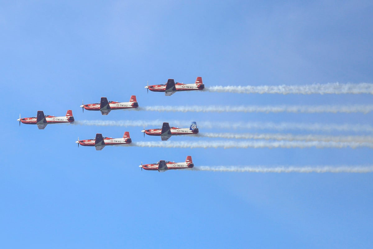  Atraksi tim Aerobatik Jupiter saat peringatan HUT ke-78 TNI AU di Akademi Angkatan Udara, Sleman, DI Yogyakarta, Senin (22/4).