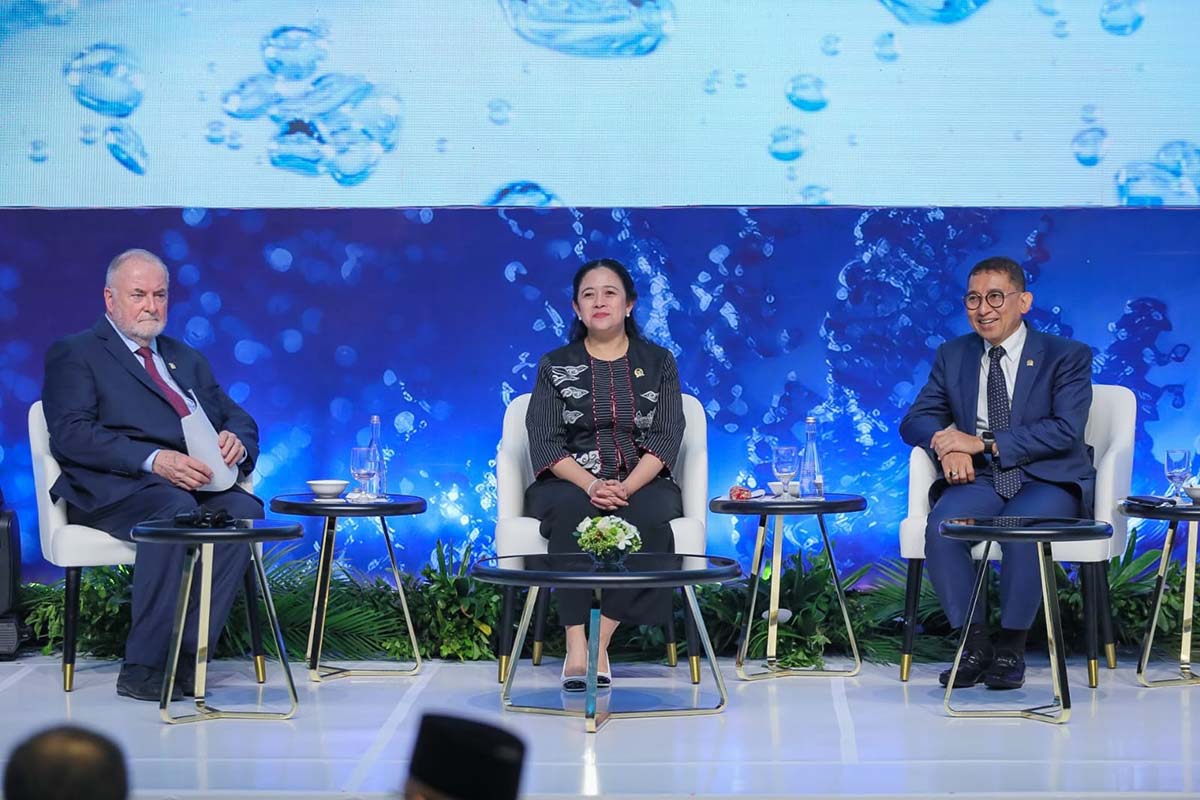 Ketua DPR RI Puan Maharani (tengah).