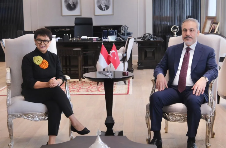 Menteri Luar Negeri RI Retno Marsudi (kiri) bertemu Menlu Turki Hakan Fidan (kanan) di Ankara, Turki
