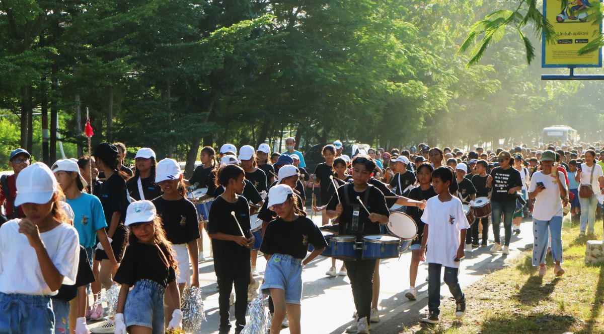 Sejumlah siswa SMP mengikuti kegiatan di luar sekolah.