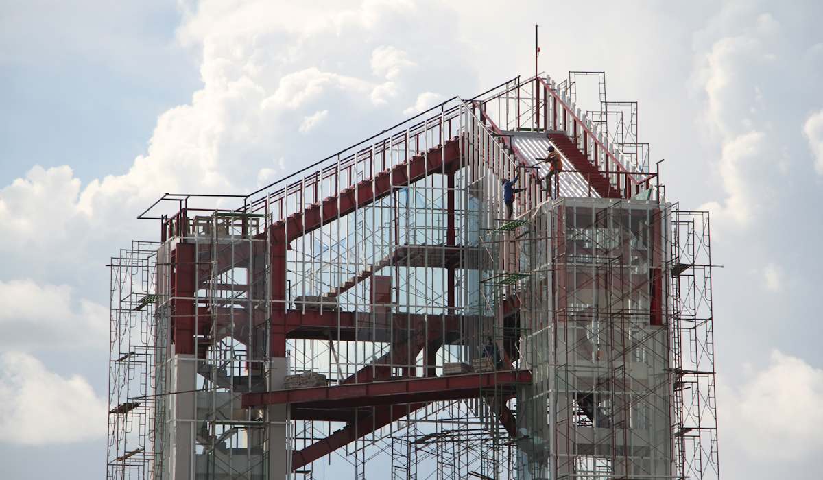Sejumlah pekerja menyelesaikan pembangunan bundaran besar di Palangka Raya, Kalimantan Tengah 