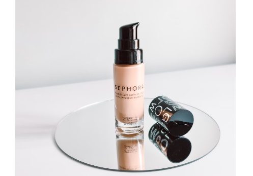 Foundation merupakan salah satu alat rias yang penting untuk mendapatkan tampilan flawless.