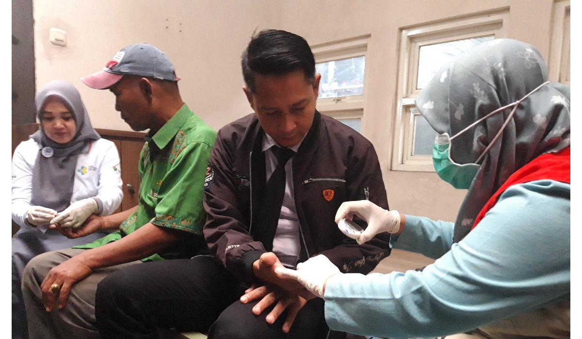 Ilustrasi: Sopir bus di terminal Arjosari, Malang, Jawa Timur, menjalani tes kesehatan