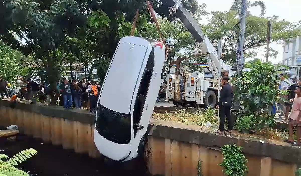 Panik saat Belajar Nyetir, Minibus Terjun ke Kali Arteri Kelapa Gading.