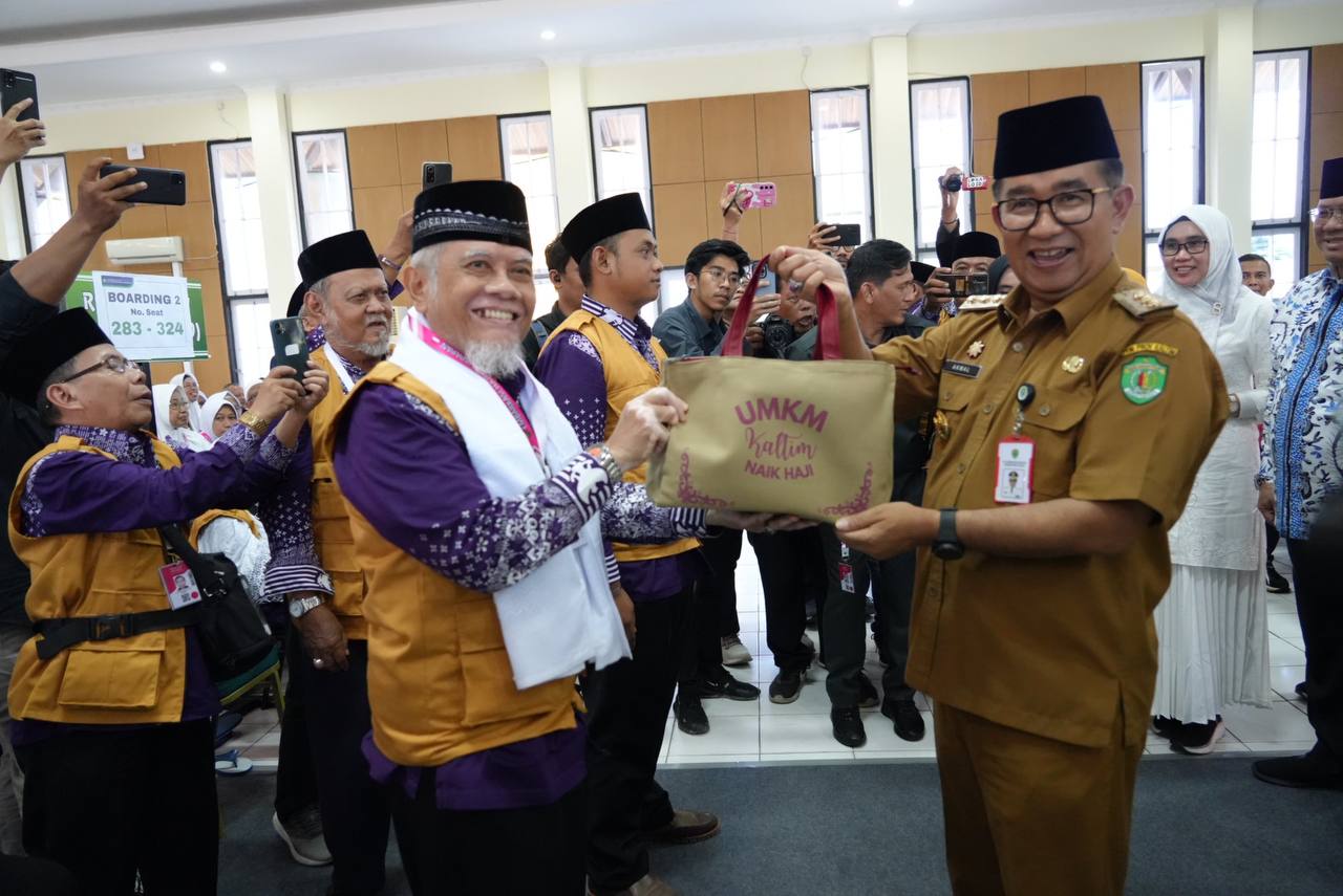 (Pj) Gubernur Kalimantan Timur (Kaltim) Akmal Malik melepas keberangkatan calon jemaah haji (calhaj) asal Kaltim sebanyak 319 orang