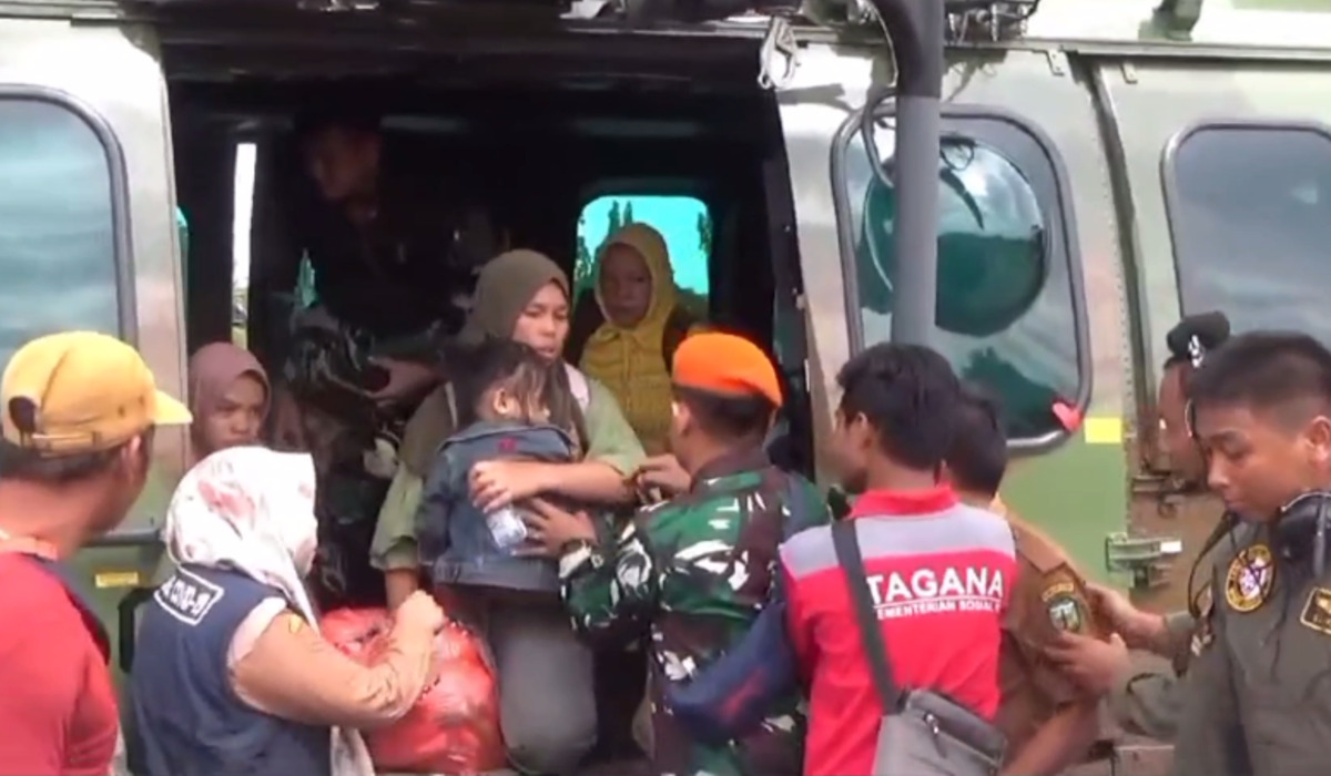 Warga turun dari helikopter setelah dievakuasi dari lokasi longsor di Luwu, Sulsel.