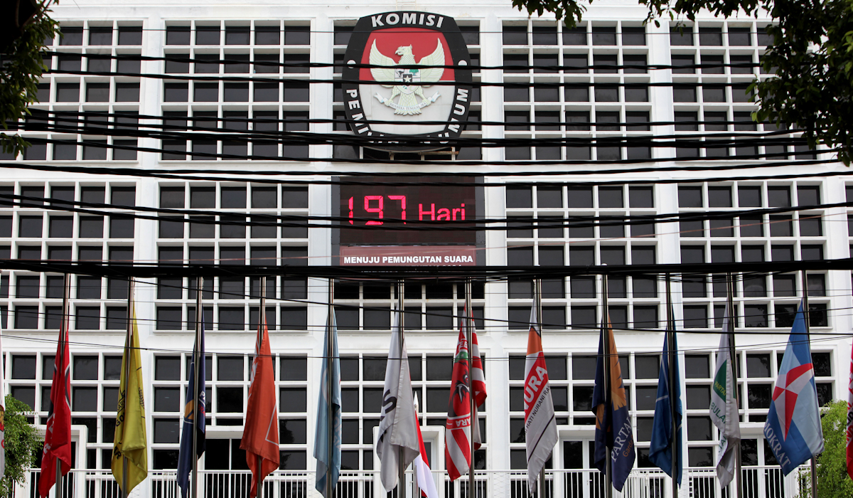 Papan elektronik berisi informasi hitung mundur pemungutan suara pilkada serentak 2024 di Gedung KPU 