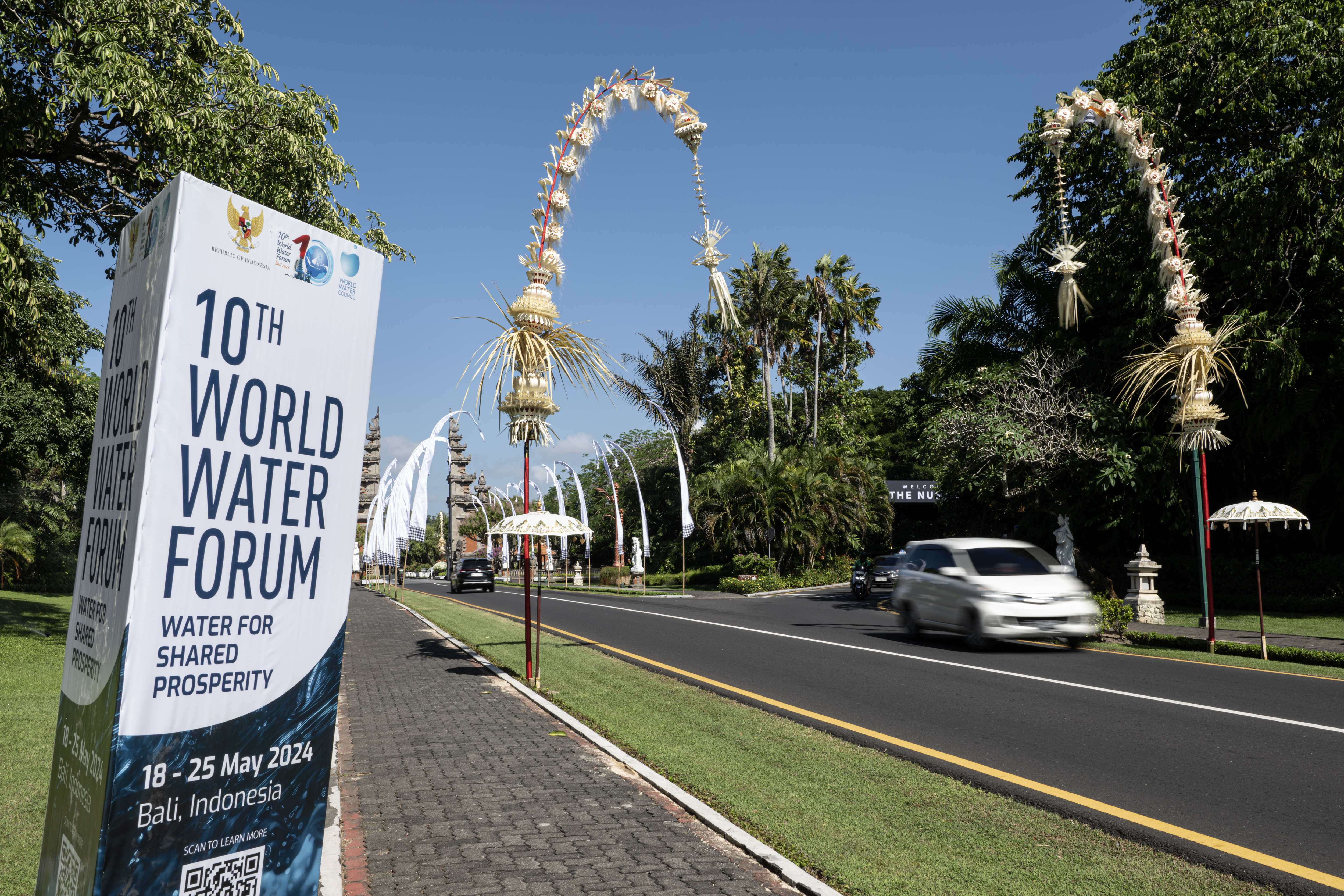Baliho World Water Forum ke-10 dan penjor atau hiasan janur kuning khas Bali di jalan Ngurah Rai, Nusa Dua, Bali, Jumat (17/5/2024)