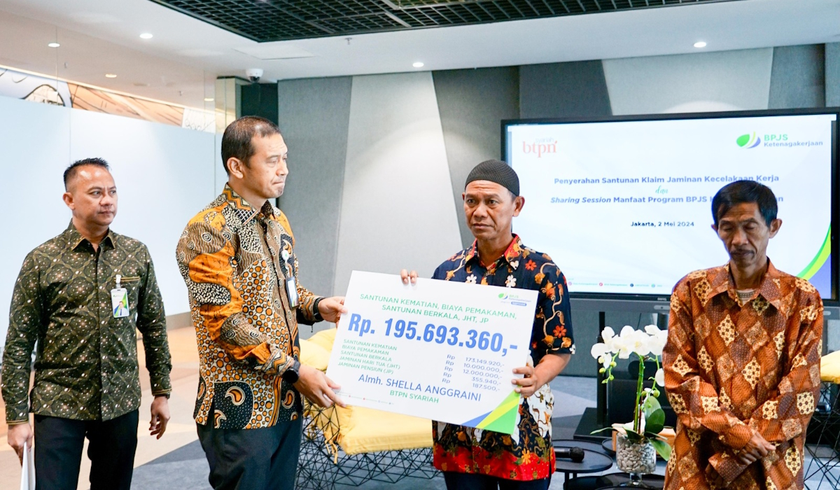 DIREKTUR Keuangan BPJS Ketenagakerjaan Asep Rahmat Suwandha santunan kematian kepada 2 ahli waris karyawan BTPN Syariah