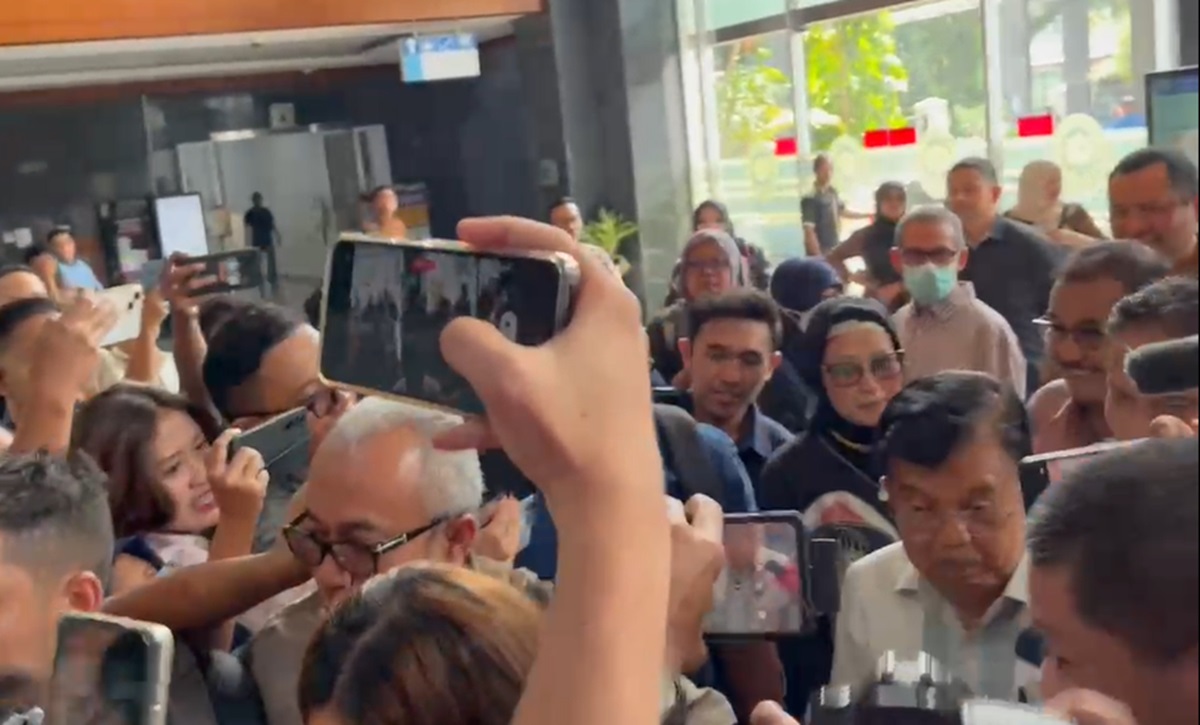 Mantan Wakil Presiden Jusuf Kalla tiba di Pengadilan Tipikor pada PN Jakarta Pusat sebagai saksi meringankan bagi Karen Agustiawan 