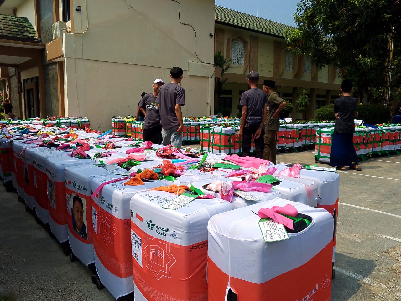 Koper milik calon jemaah haji asal Subang yang sudah dipasangi tanda khusus