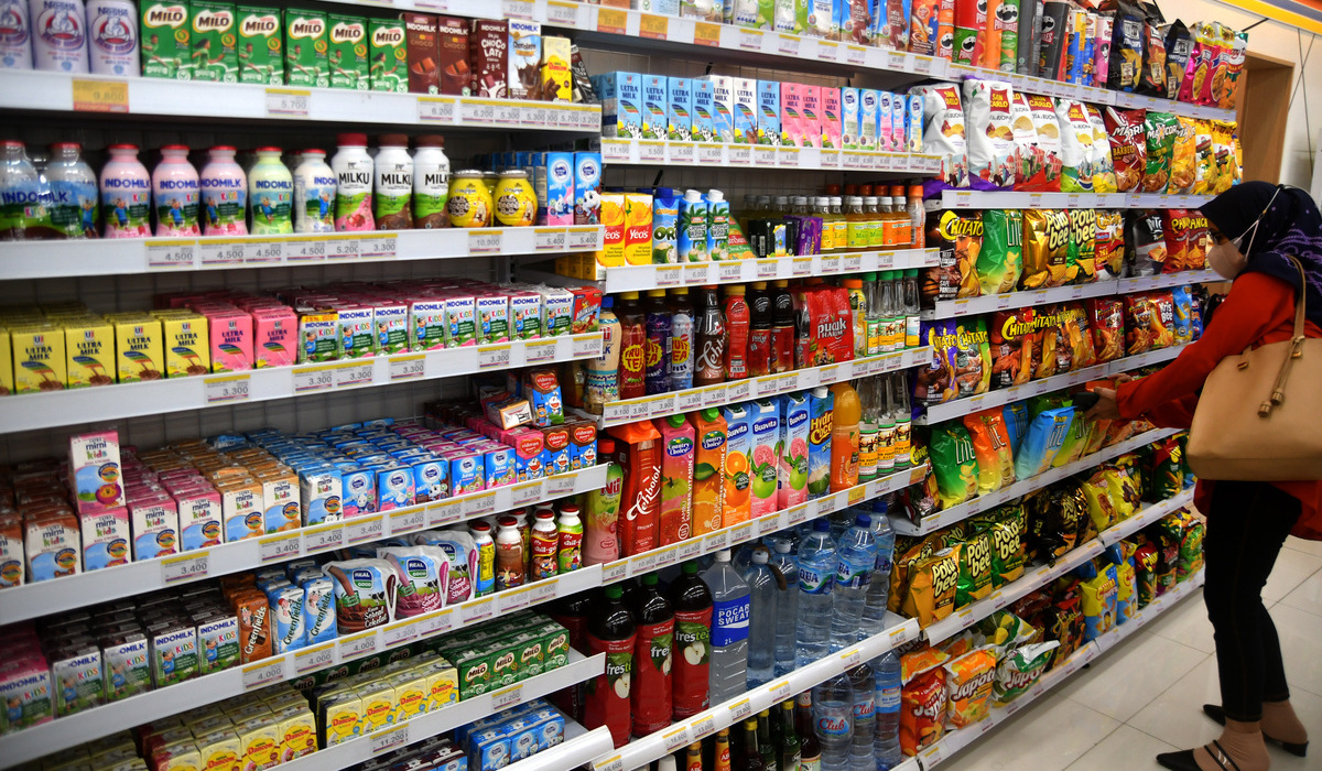 Warga membeli produk makanan di salah satu minimarket.
